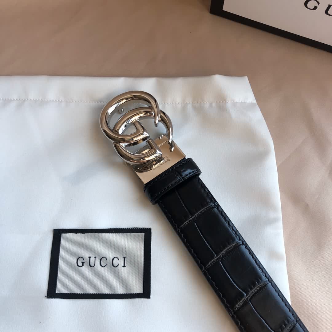 Gucci古馳雙G旋轉金屬夾扣，搭配可雙面外用腰帶