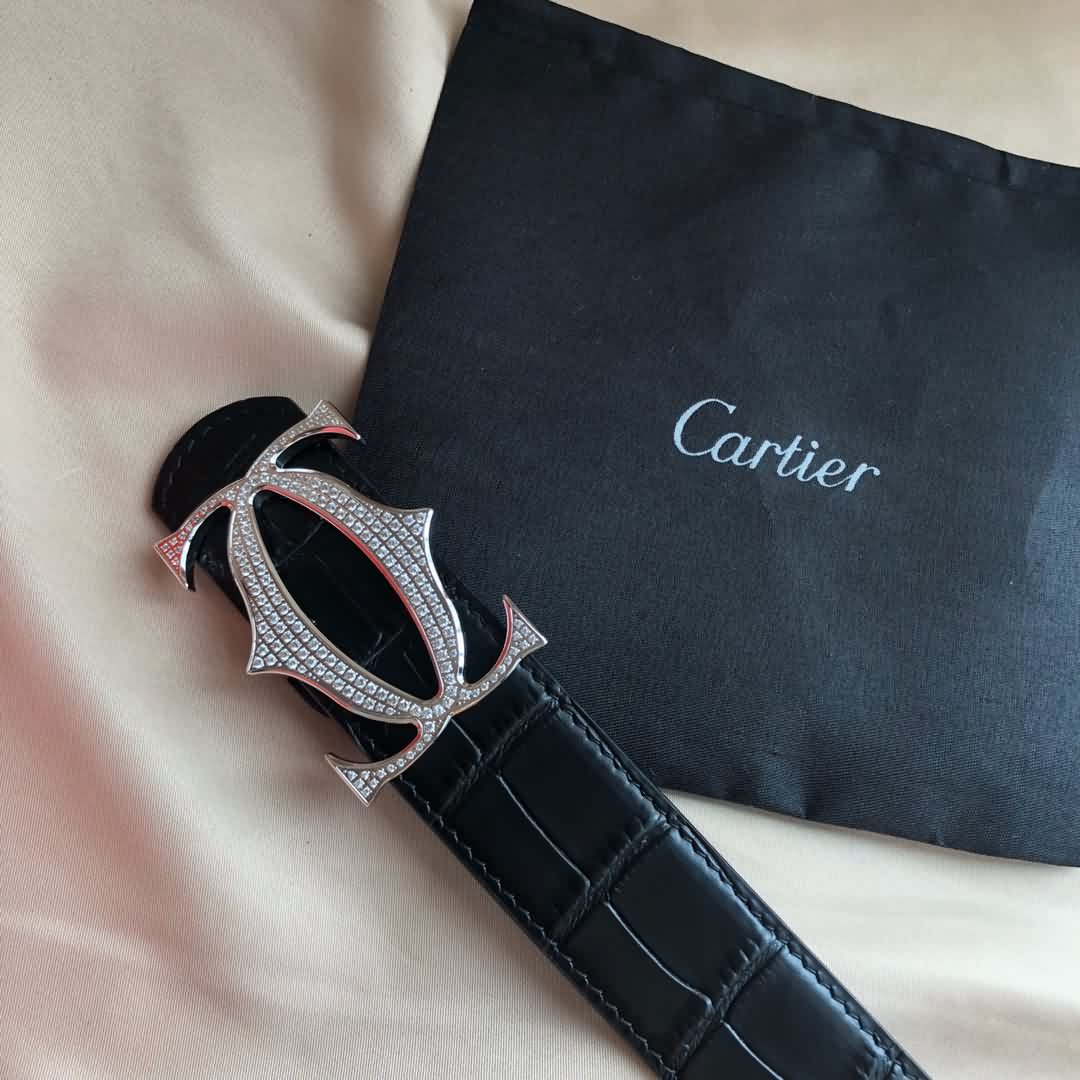 Cartier 精鋼雙C鑲嵌鑽掛扣搭配頭層牛皮鱷魚