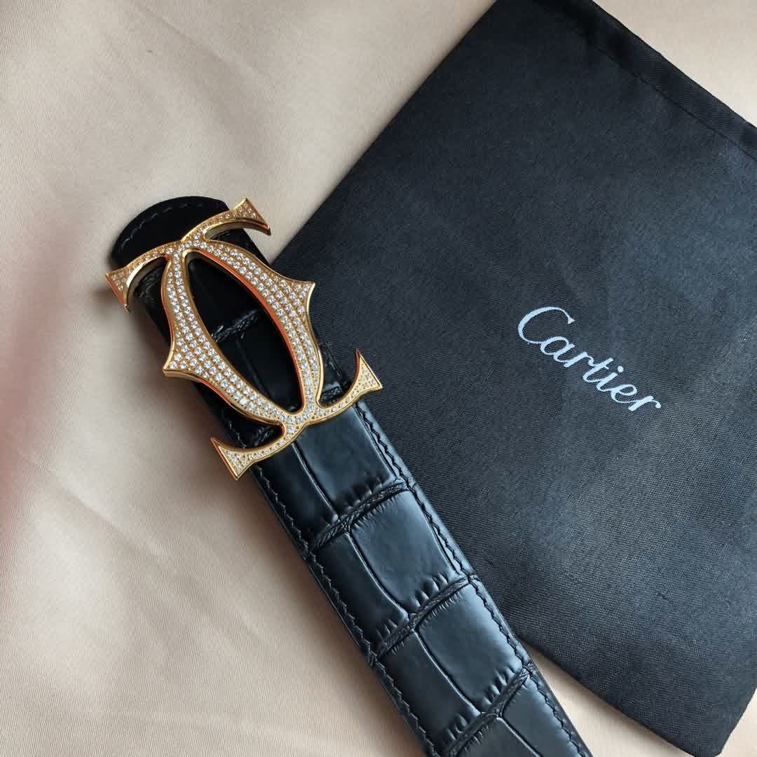 Cartier 精鋼雙C鑲嵌鑽掛扣搭配頭層牛皮鱷魚