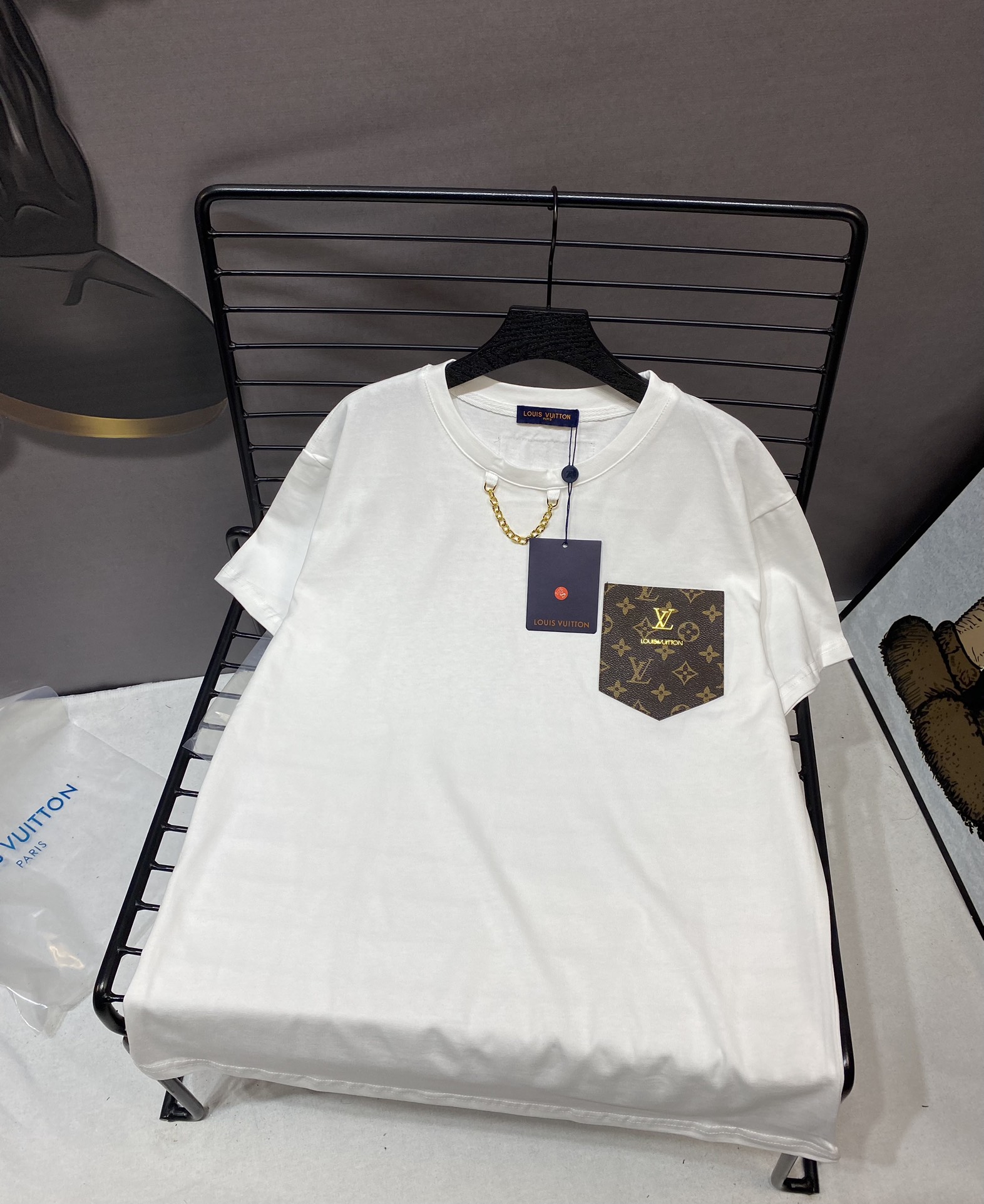 LV路易威登鏈條皮標口袋情侶款短袖T恤