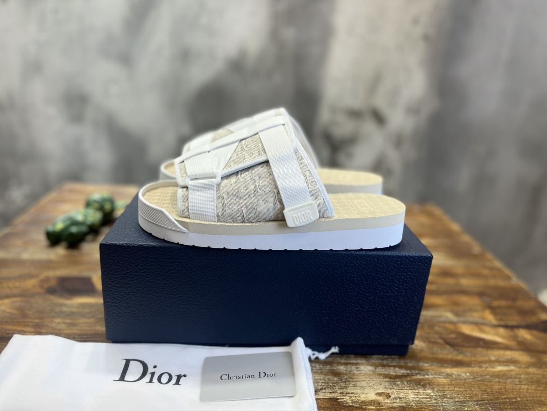 2023年經典春夏款巨獻 Dior/迪奧 D字扣飾羅馬人字托涼鞋