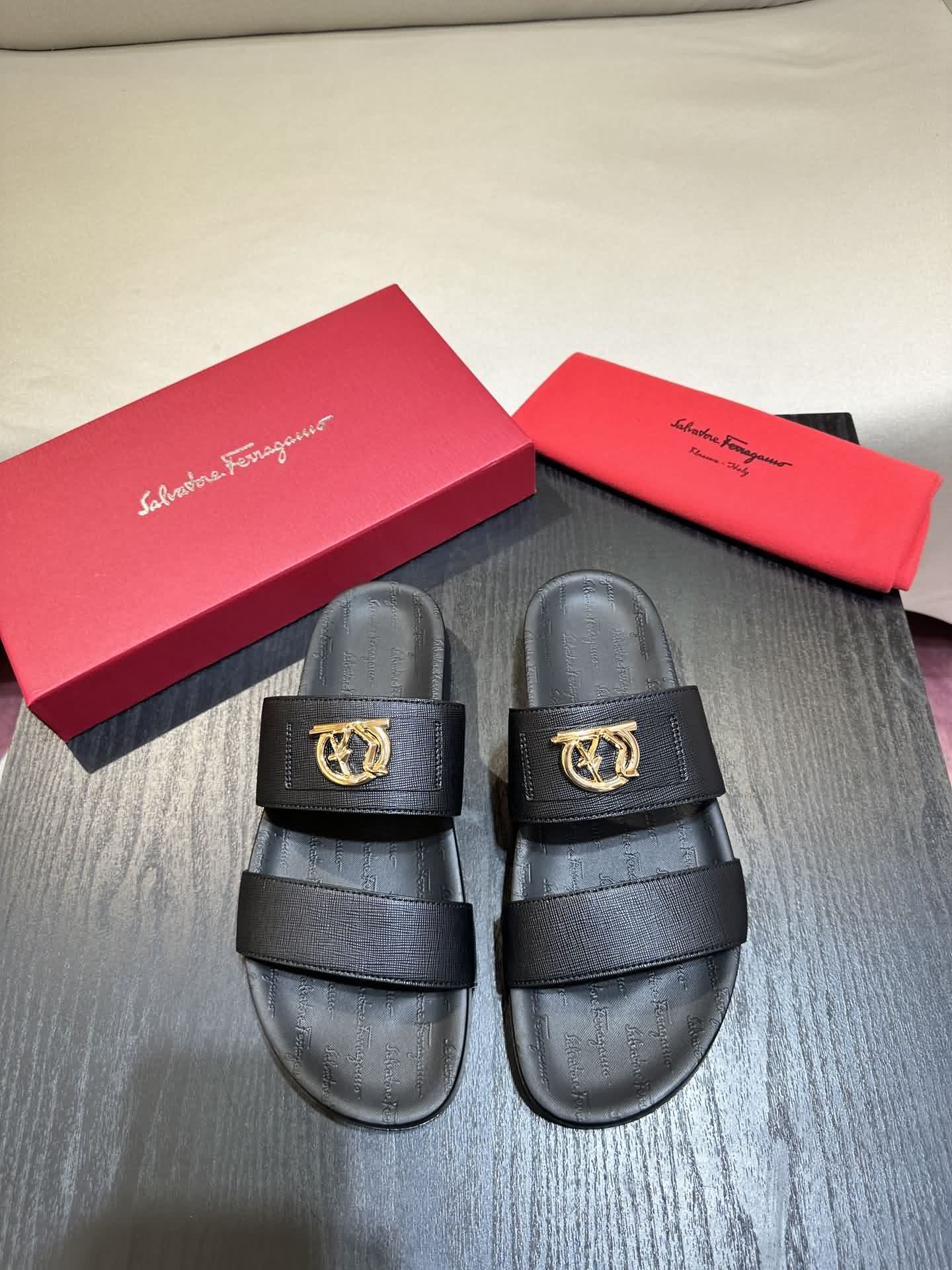 Ferragamo 拖鞋