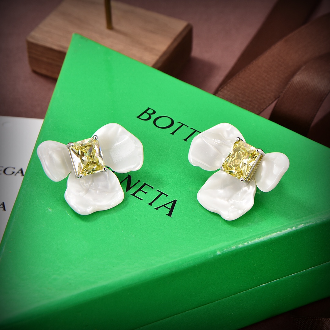 BOTTEGA VENENTA 新款BV白貝耳環