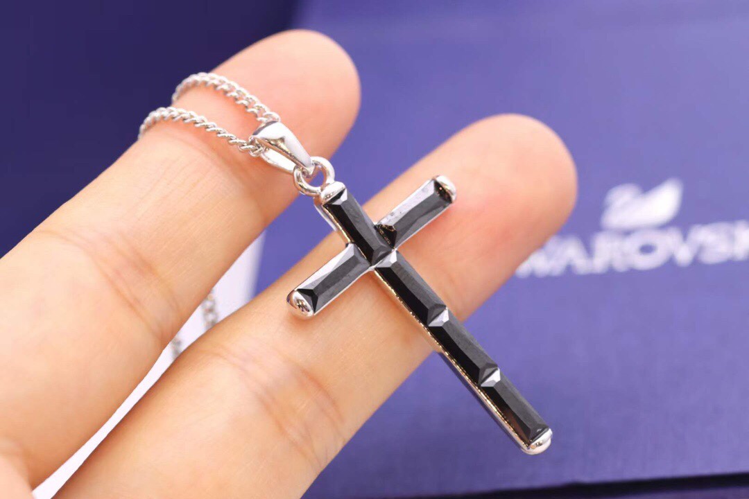 swarovski 男士黑色十字架 鎖骨項鏈